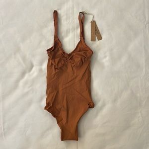 SKIMS EVERYDAY SCULPT BODYSUIT